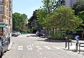 Le bas de la rue qui se termine en impasse.