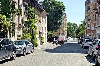 Le milieu de la rue.