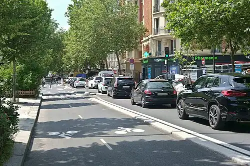 La rue Belgrand au niveau de la place Edith-Piaf.
