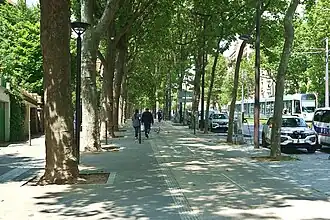 Le boulevard Mortier à proximité de la porte de Bagnolet en 2024.