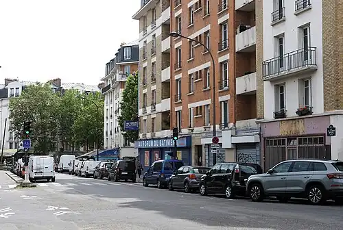 Le bas de la rue.