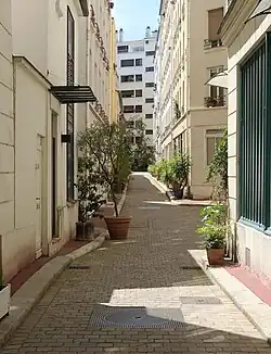 Une rue intérieure privée.