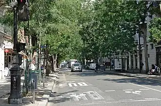 La rue au niveau du carrefour avec l'avenue de Choisy.