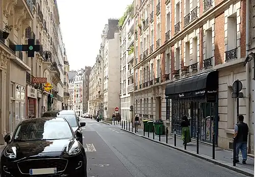 La rue vue depuis la rue de Vaugirard.