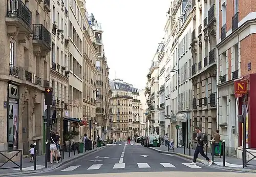 La rue vue depuis la rue de Vaugirard.