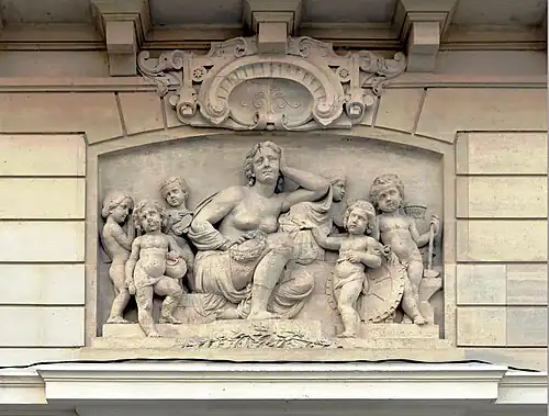 Le bas relief du numéro 11bis.