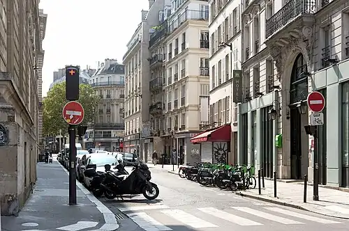 La rue Léon-Jouhaux vue depuis la rue Yves-Toudic en direction du boulevard de Magenta.