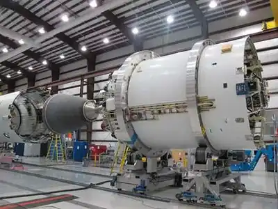 Le second étage avec la tuyère de son moteur à grand allongement.