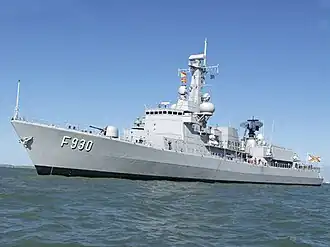  navire de couleur blanche naviguant sur la mer