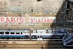 Les voies et la gare, vues respectivement de la place de l'Europe (à gauche), du boulevard des Batignolles (centre) et au niveau de la rue des Dames (à droite).
