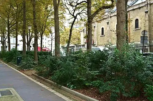 A l'est de l'église Saint-Lambert.