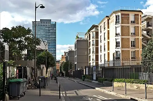 La rue en direction de la rue Olivier-de-Serres.