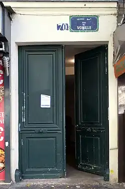 No&nbsp;70 : ancienne plaque.