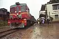 Train attelé à une BB 246 marquant l'arrêt à la gare d'Ambinany-Manampatrana.
