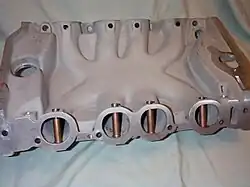 Admission Tunnelport montrant les tubes en laiton pour le passage des poussoirs.