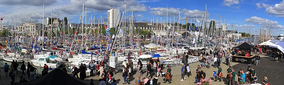 Quais bordants le bassin à flots.