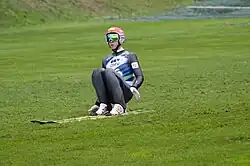 un sauteur à ski à la réception de son saut