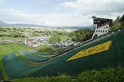 Les aires de réceptions de trois tremplins de saut à ski vue de côté