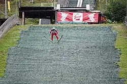 Un sauteur à ski en plein vol vu de face