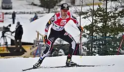 Un fondeur dans une montée