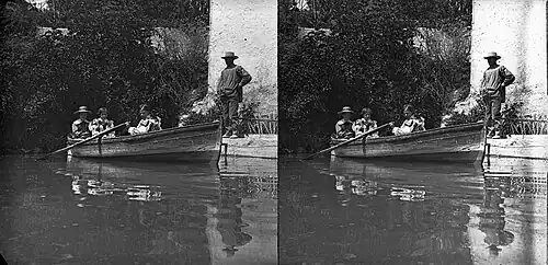 Les enfants de Gustave Gillman&nbsp;(es) canotant sur le bassin de la fontaine de l'Alcrebite