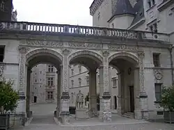 Photographie en couleur d'un portique d'accès de style Renaissance.