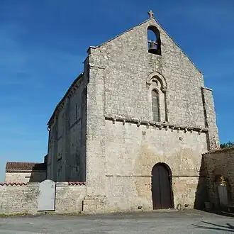 La façade ouest de l'église.