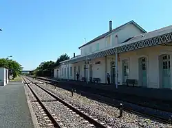 Quais et  voies en gare. Voie 2 d'évitements à gauche en direction de Niort, voie 1 principale à droite en direction de Saintes.