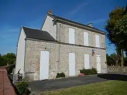 La mairie de Saint-Martial, un bâtiment en pierre calcaire, à structure assez simple, avec quatre portes au rez-de-chaussée et trois fenêtres à l'étage.