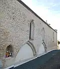 Le mur nord-est de l'église.