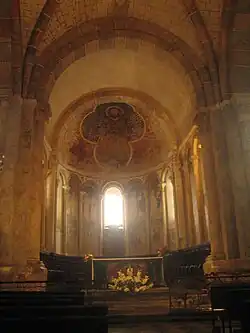 Peintures in situ dans la cathédrale de Saint-Lizier.