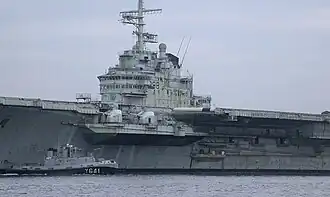 Deux tourelles de 100&nbsp;mm sur le sponson bâbord avant (juillet 2004).