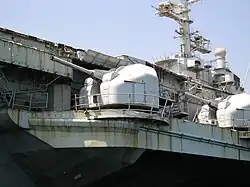 Tourelles de 100&nbsp;mm bâbord avant (juillet 2004).