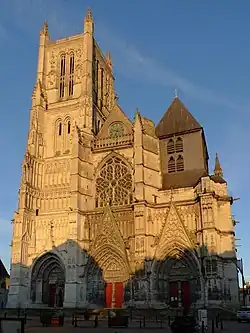 Façade ouest de la cathédrale de Meaux.