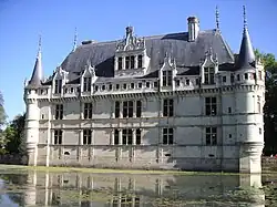 Vue du château par le jardin.