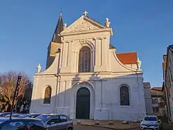 Sa façade après rénovation fin 2024,