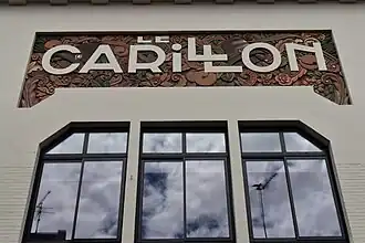 Le Carillon écrit en Art déco sur la façade de l'ancien cinéma Le Carillon.