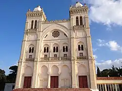 Façade principale de la cathédrale.