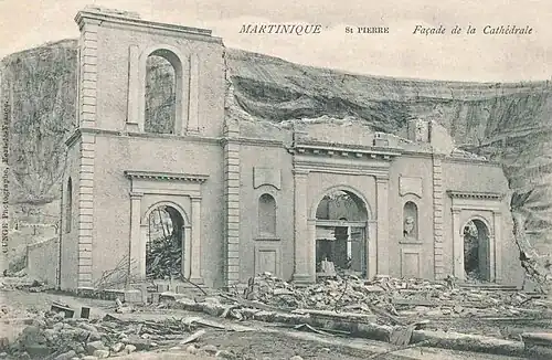 Façade ruinée de la cathédrale après l'éruption du 20 mai 1902.