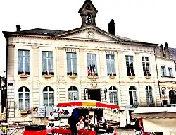 Le marché de Toucy, devant la mairie.
