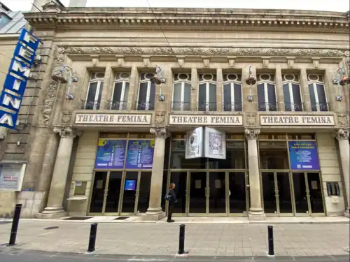 Vue d'ensemble de la façade du Théâtre Fémina de Bordeaux, Rue de Grassi.