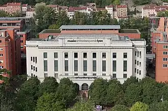 Façade du musée d'Art contemporain subsistante après la démolition du palais de la foire.