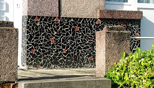 Soubassement en mosaïverre.