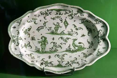 Plat oblong en camaïeu vert à grotesques.