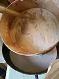 Le tamisage est effectué dans un tamis à grille très fine, réservé à cet effet.