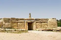 Similitude de la façade avec celle de la maquette de Tarxien (Ħaġar Qim).