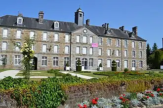 L'Hôtel-Dieu, abritant le Musée de Vire.