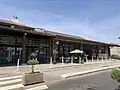 Façade du terminal départ de l'aéroport de Toulon-Hyères en 2019.