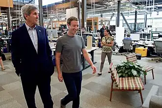 Visite du nouveau siège social Facebook par Mark Zuckerberg et le secrétaire d'État des États-Unis John Kerry en 2016.