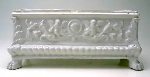 Petite urne avec putti ailés et ornés en relief, Faenza, seconde moitié du XVIe&nbsp;siècle.